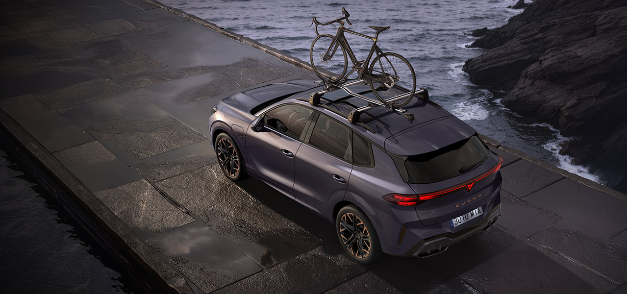 Vůz CUPRA s příčníky a nosičem jízdních kol na střeše
