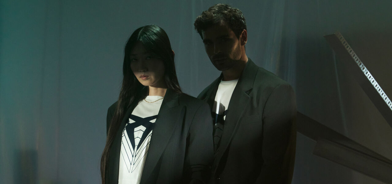 Muž a žena v bílém tričku CUPRA