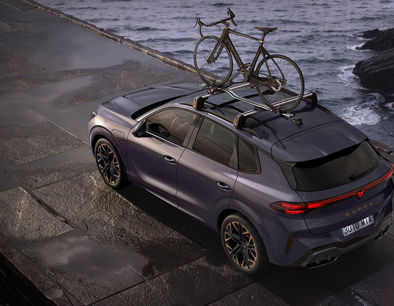 Vůz CUPRA s příčníky a nosičem jízdních kol na střeše