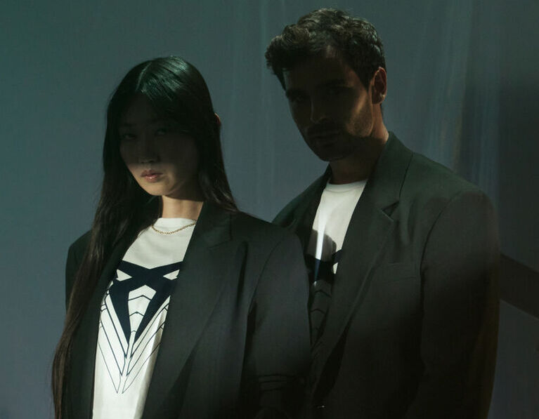 Muž a žena v bílém tričku CUPRA