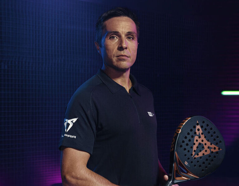 Muž v tričku CUPRA a raketou na padel CUPRA