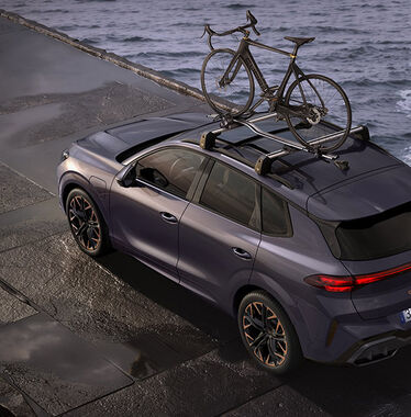 Vůz CUPRA s příčníky a nosičem jízdních kol na střeše