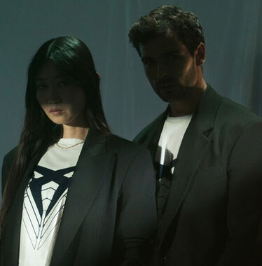 Muž a žena v bílém tričku CUPRA