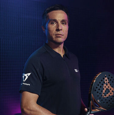 Muž v tričku CUPRA a raketou na padel CUPRA