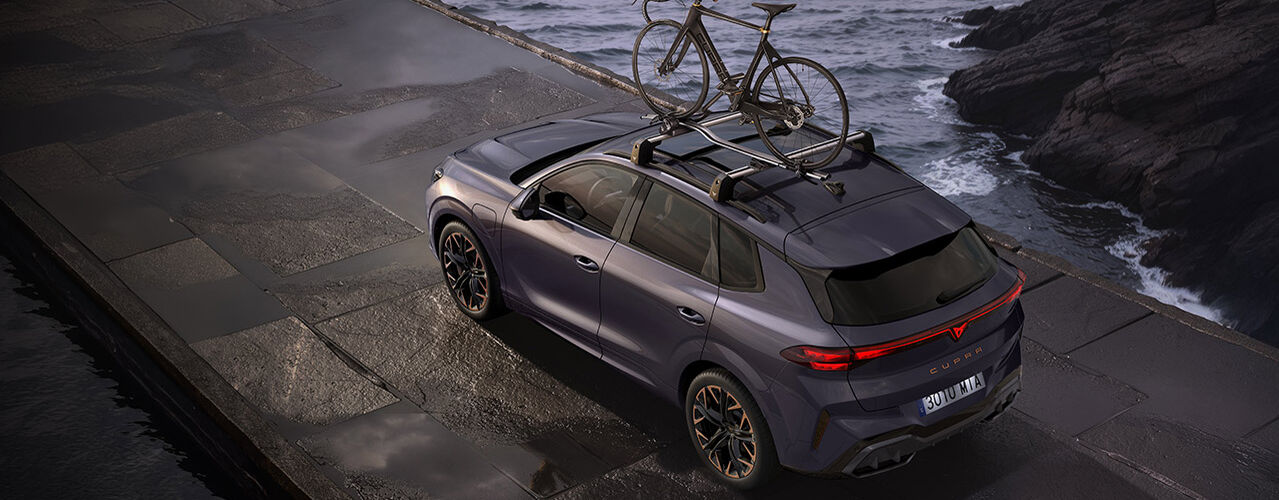 Vůz CUPRA s příčníky a nosičem jízdních kol na střeše
