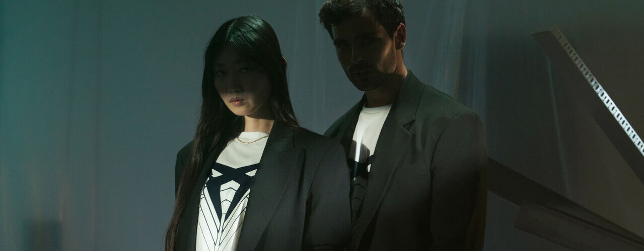 Muž a žena v bílém tričku CUPRA